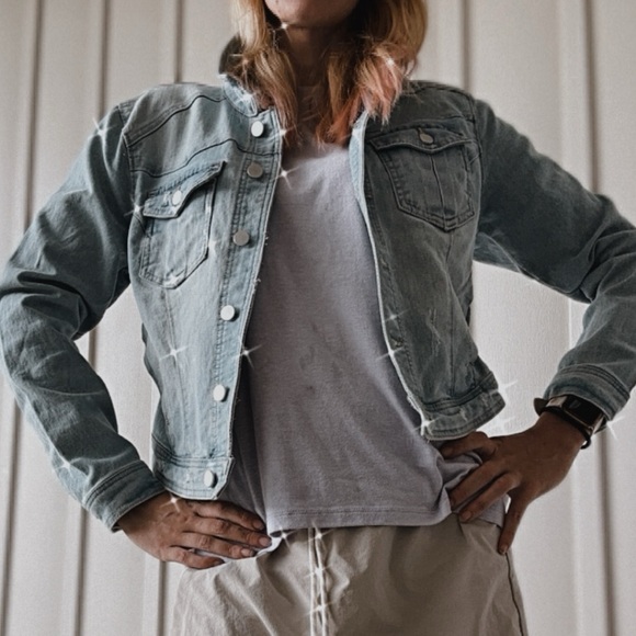 NWT Arizona Jean Jacket in light classic denim - Picture 2 of 3